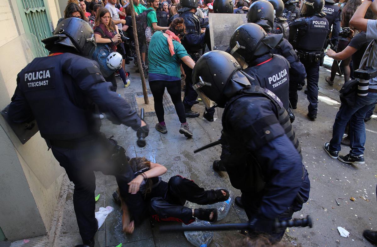 Antidisturbios de Mossos d’Esquadra flanquea el denominado ’Banc Expropiat’ de Gràcia en mayo de 2016 ante un numeroso grupo de activistas afines al movimiento okupa que intentaba recuperar ese espacio. 