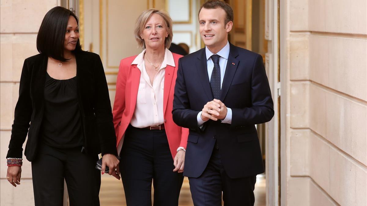 Macron (derecha) junto a la ministra de Deportes, Laura Flessel (izquierda), y la viceministra a cargo de las personas discapacitadas, Sophie Cluzel, en París, el 13 de abril.