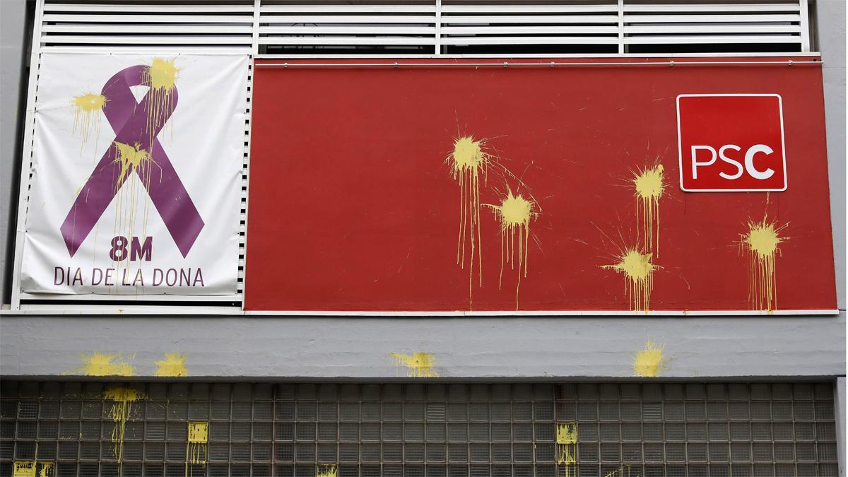 Pintadas alusivas a Coripe en la fachada de la sede del PSC en Barcelona, este lunes.