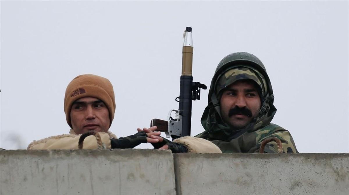 Soldados afganos toman posiciones junto a la academia militar atacada en Kabul.