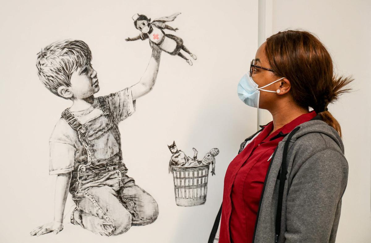 ’Game Changer’, la obra de Banksy dedicada a los sanitarios británicos.