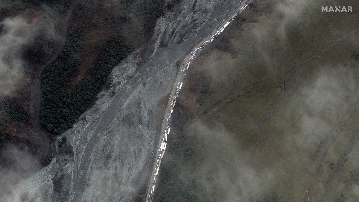 Imagen de satélite en la que se aprecian largas colas de coches y camiones cerca de la frontera rusa con Georgia.