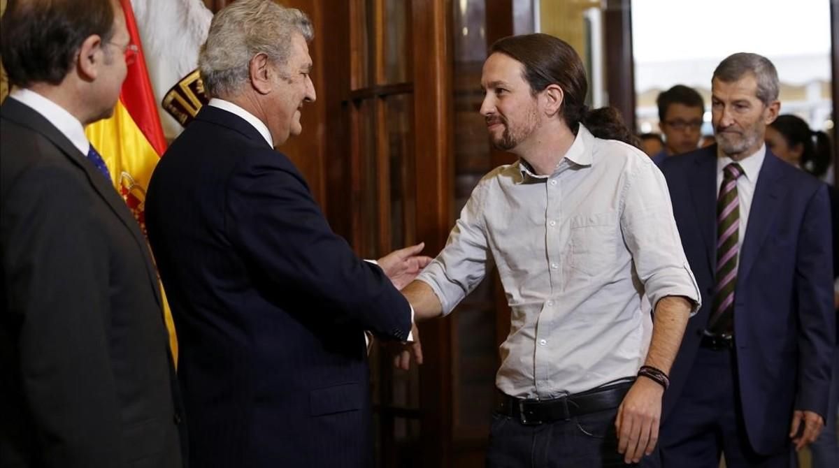 Pablo Iglesias, acompañado por el exJemad Julio Rodríguez, a su llegada al día de la Constitución en el Congreso en 2015, en plena campaña del 20-D. Pablo Iglesias, acompañado por el exJemad Julio Rodríguez, a su llegada al día de la Constitución en el Congreso en 2015, en plena campaña del 20-D.