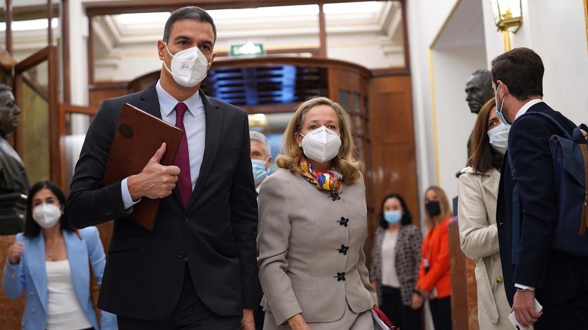 Pedro Sánchez y Nadia Calviño, a su llegada al Congreso. Pedro Sánchez y Nadia Calviño, a su llegada al Congreso.