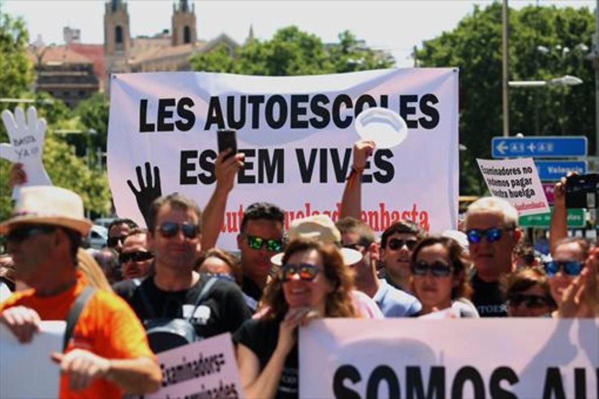 Examinadores catalanes, concentrados ante el Congreso, este verano. Examinadores catalanes, concentrados ante el Congreso, este verano.