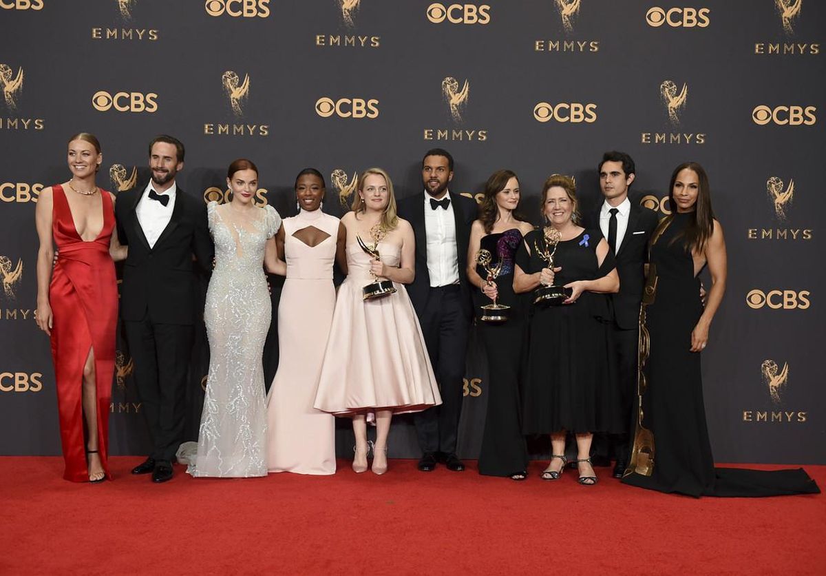 El equipo de ’The Handmaid’s Tale’ al completo posa con los premios Emmy obtenidos en la gala. El equipo de ’The Handmaid’s Tale’ al completo posa con los premios Emmy obtenidos en la gala.