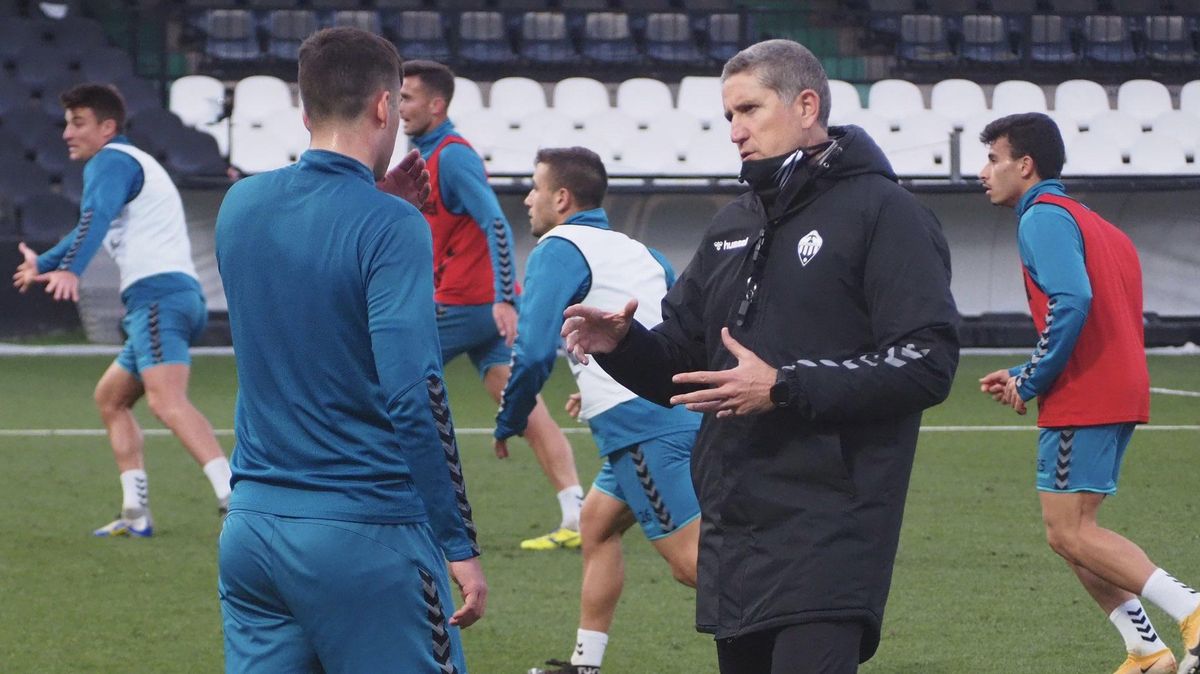 Juan Carlos Garrido, en su primer entrenamiento con el Castellón, este jueves. Juan Carlos Garrido, en su primer entrenamiento con el Castellón, este jueves.