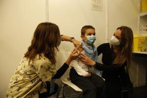Vacunación de los niños de 5 a 11 años en Catalunya, el miércoles en la Fira de Barcelona.