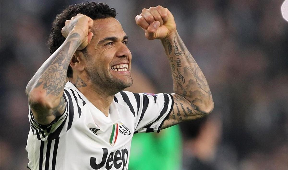 Dani Alves celebra la victoria de la Juventus que da el pase a cuartos de final de la Liga de Campeones.