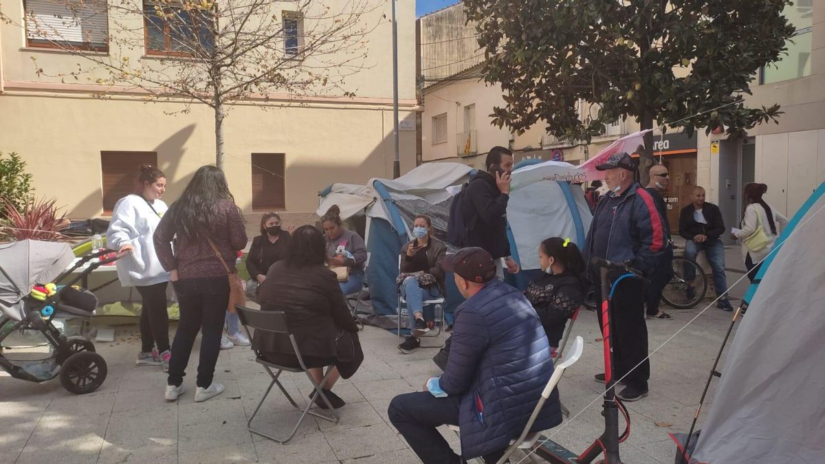 Miembros de la PAH Rubí acampan en la plaza Pere Aguilera Miembros de la PAH Rubí acampan en la plaza Pere Aguilera