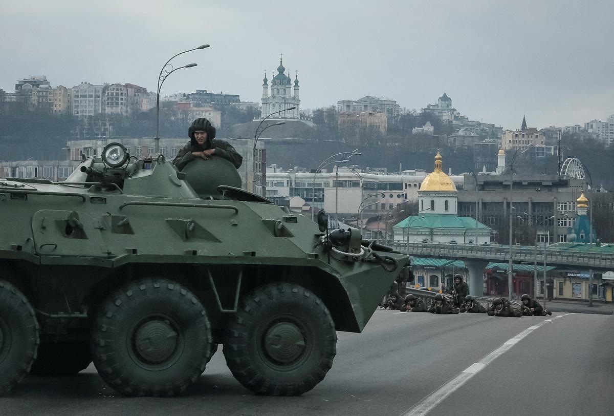 Rusia ataca zonas residenciales en Kiev. En la foto, soldados de la Guardia Nacional de Ucrania toman posiciones en el centro de Kiev.