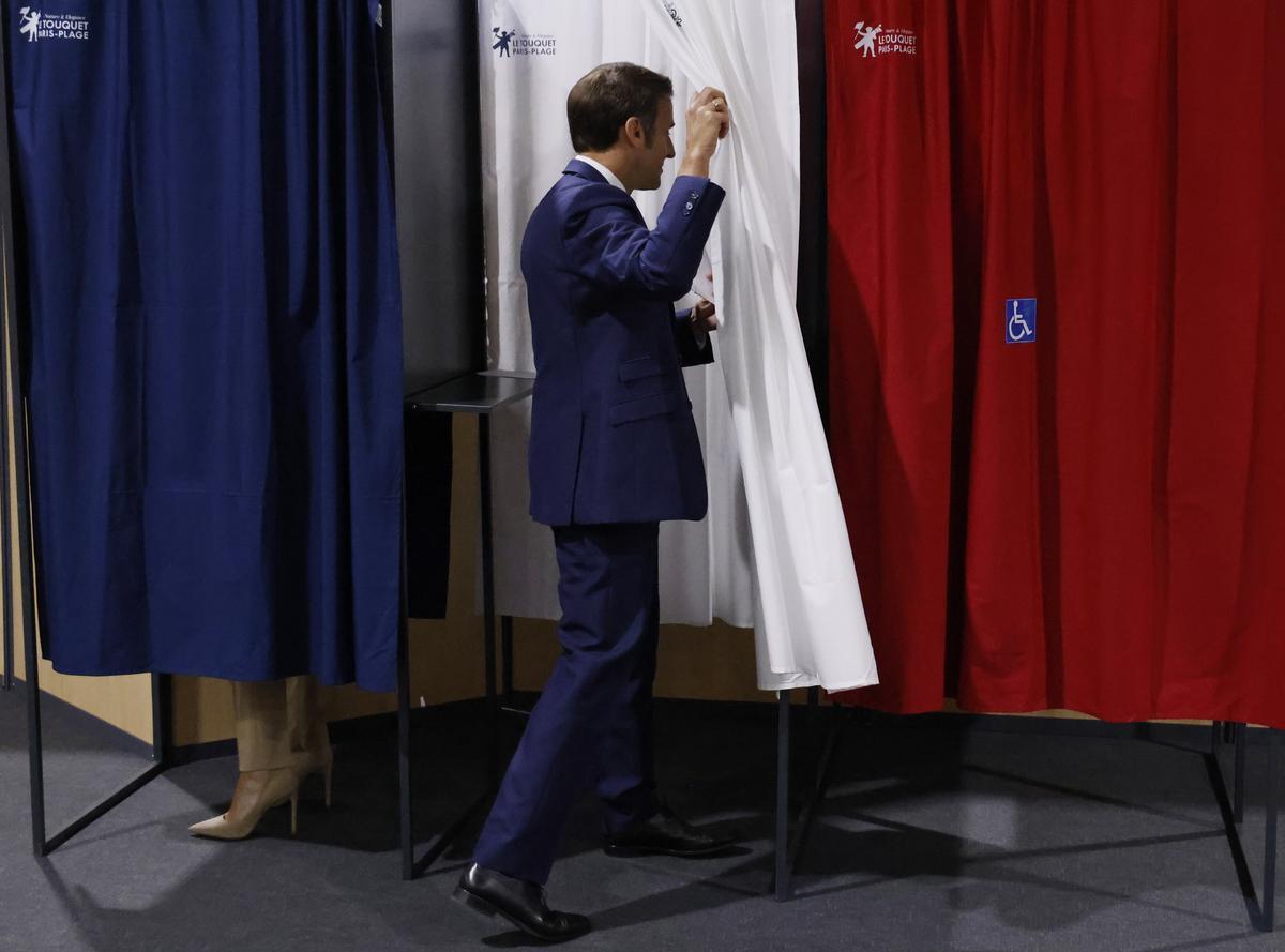 Emmanuel Macron vota en la primera vuelta de las legislativas.