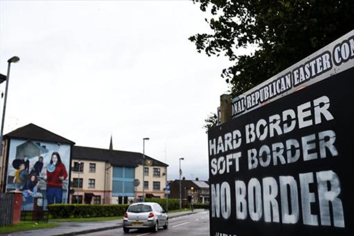 Un cartel con la leyenda ’Frontera dura, frontera blanda, ninguna frontera’ en Derry, en Irlanda del Norte. Un cartel con la leyenda ’Frontera dura, frontera blanda, ninguna frontera’ en Derry, en Irlanda del Norte.