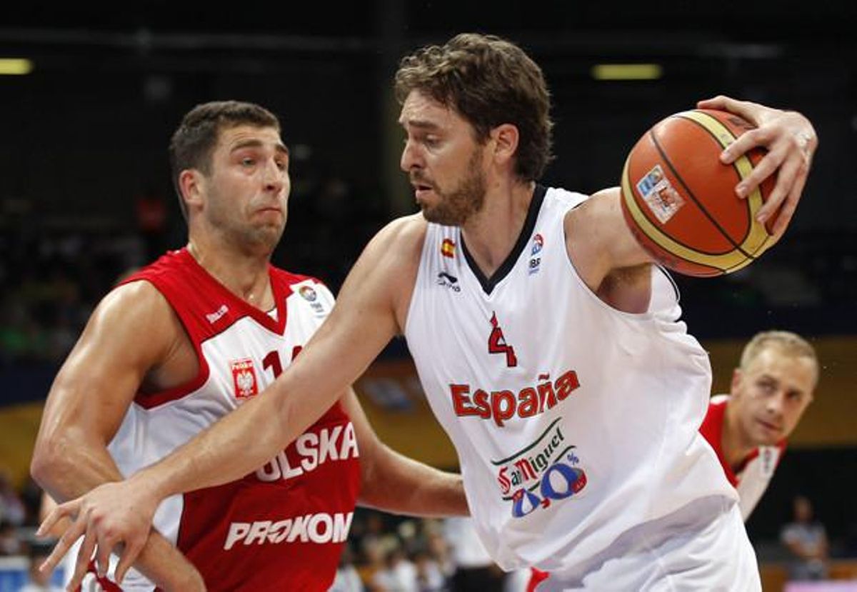 Paul Gasol frente al polaco Adam Hrycaniuk en el EuroBasket 2011. Paul Gasol frente al polaco Adam Hrycaniuk en el EuroBasket 2011.