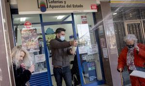  Daniel Zapata, propietario de la ad. de lotería 232 en Sant Andreu, celebrando con cava la venta del segundo premio de la lotería del Niño. 