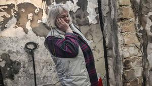 Una mujer llora en el interior de una casa quemada, en el distrito de Shevchenkivsky, en Kiev.