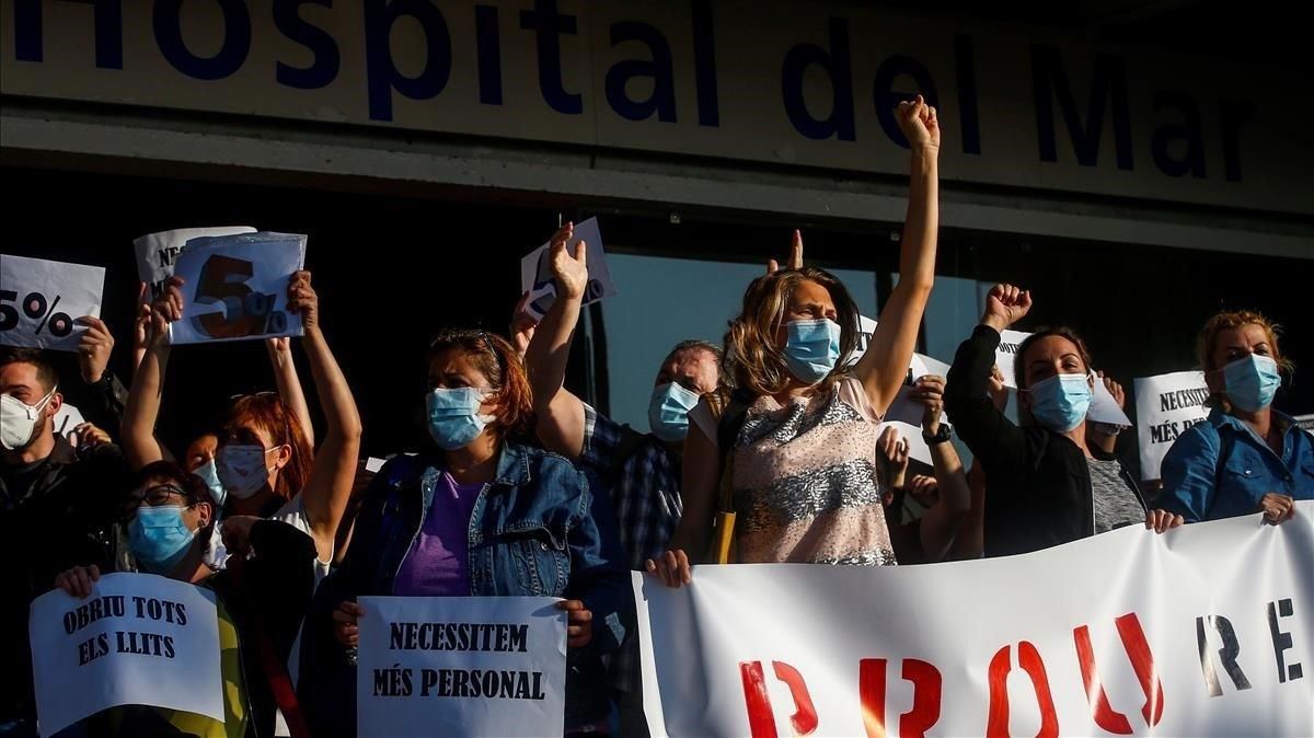 Un centenar de sanitaris de l'Hospital del Mar reclamen millores laborals Un centenar de sanitaris de l'Hospital del Mar reclamen millores laborals
