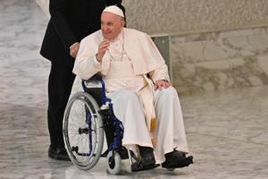 El Papa Francisco llega por primera vez en silla de ruedas a una audiencia en el Vaticano