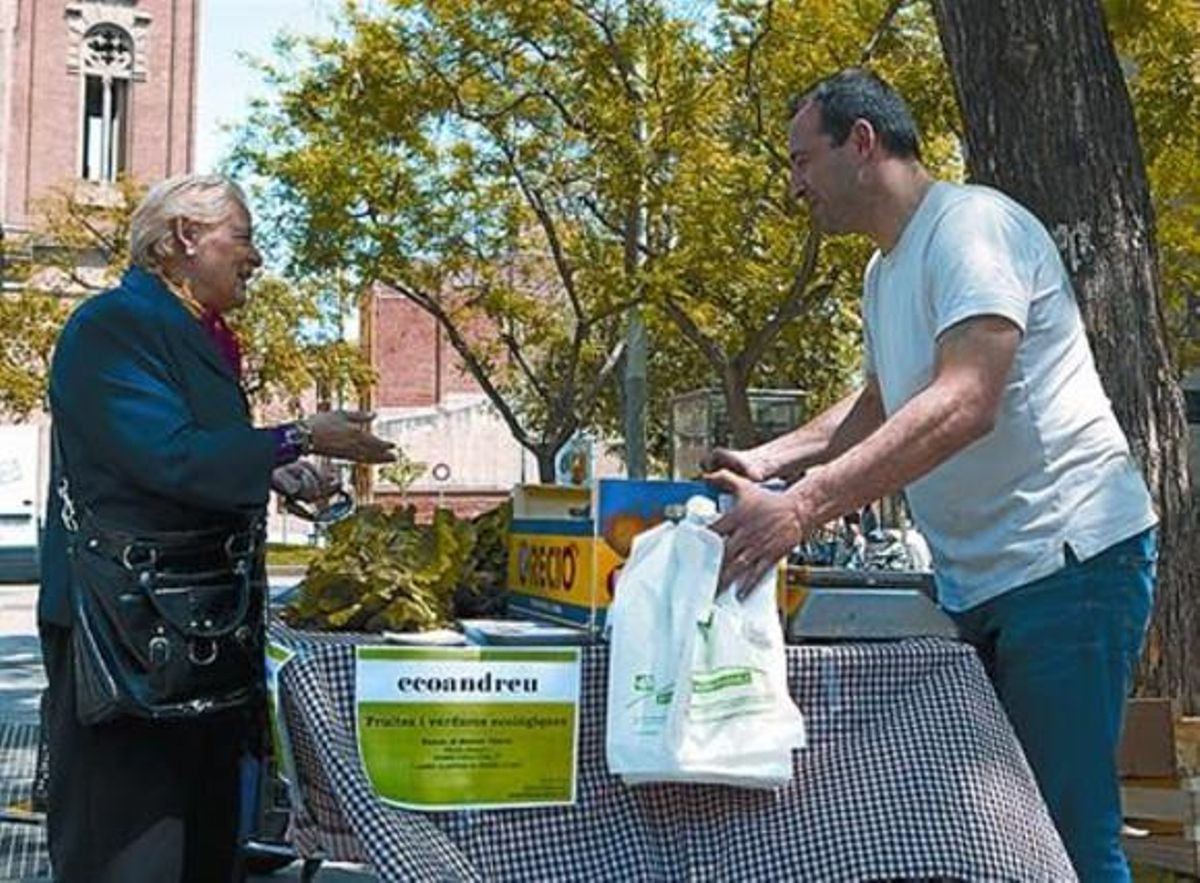 Un vendedor ofrece sus productos a una vecina en la plaza de Orfila. Un vendedor ofrece sus productos a una vecina en la plaza de Orfila.
