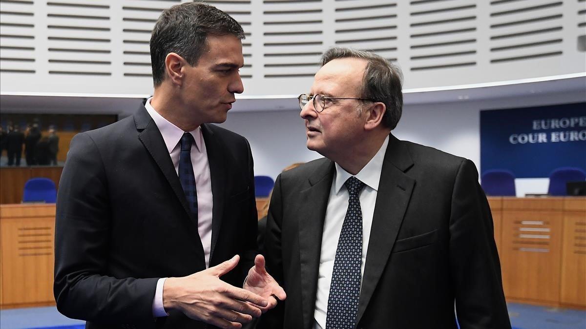 Sánchez carrega a Estrasburg contra les "fake news" del procés