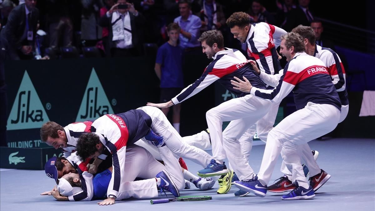 El equipo francés se abalanza sobre Lucas Pouille tras conseguir el punto definitivo sobre Steve Darcis en la final de la Copa Davis. El equipo francés se abalanza sobre Lucas Pouille tras conseguir el punto definitivo sobre Steve Darcis en la final de la Copa Davis.