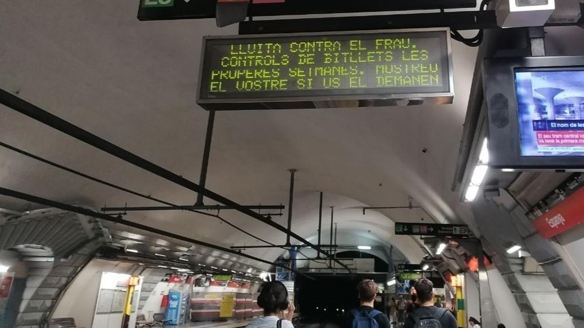 Aviso de una campaña de inspección de billetes en el metro de Barcelona