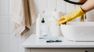 Los 8 consejos de una 'ticktoker' para que tu baño siempre huela bien