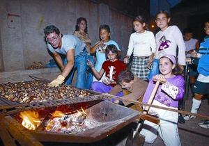 Niños en una castañada popular en la Verneda, en Todos los Santos del 2005.