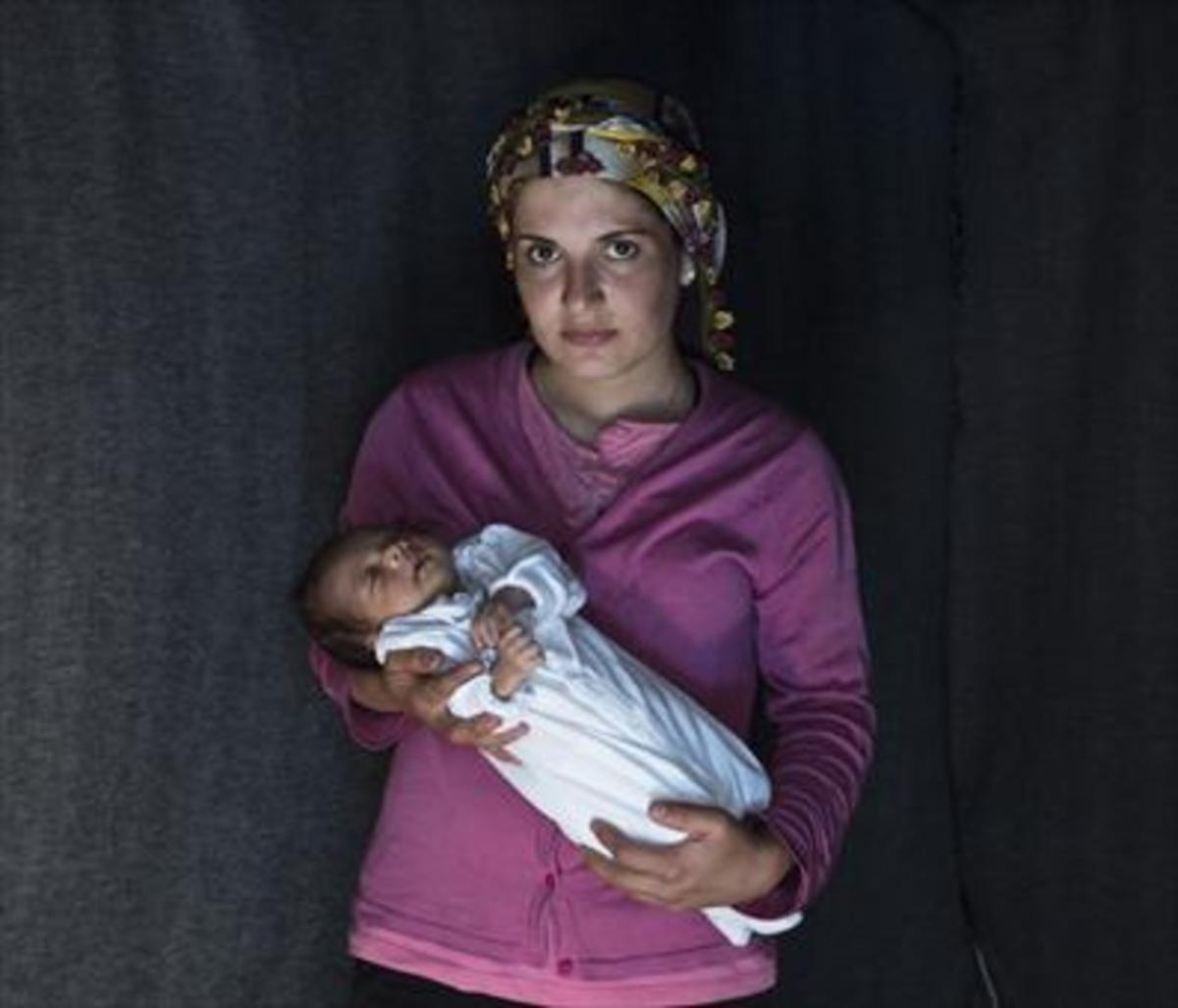 Una dona kurda, amb la seva filla, nascuda a l’abril en Idomeni.