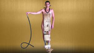 Eli Cohen con algunos objetos utilizados como muletas por los bailarines en ’Orthopedica corporatio’, la nueva creación de Marina Mascarell que inaugura la temporada 2021-22 del Mercat de les Flors.