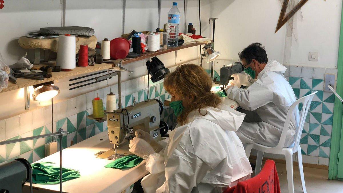 Un exèrcit de 2.000 voluntaris fabrica mascaretes contra el coronavirus en municipis de Barcelona