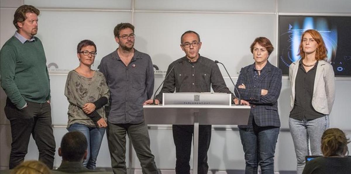Joan Coscubiela y otros diputados de Catalunya Sí que es Pot, en el Parlament.