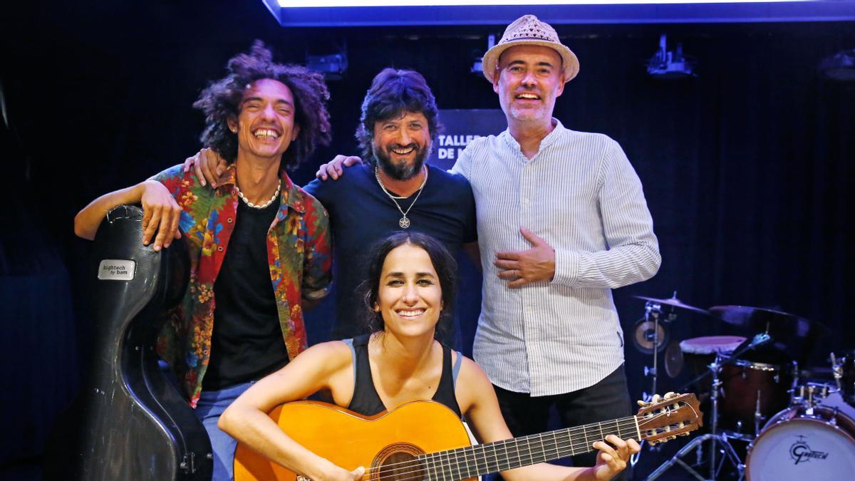 Chicuelo, centro, con sus colaboradores en ’Caminos’: el violonchelista Martín Meléndez (izquierda), el baterista David Gómez y la bailaora mexicana Karen Lugo.