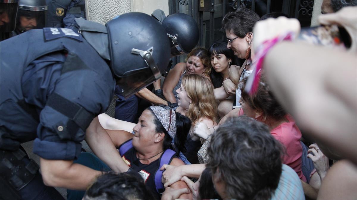 Forcejeo entre mossos y activistas en Entença, 151, el martes.