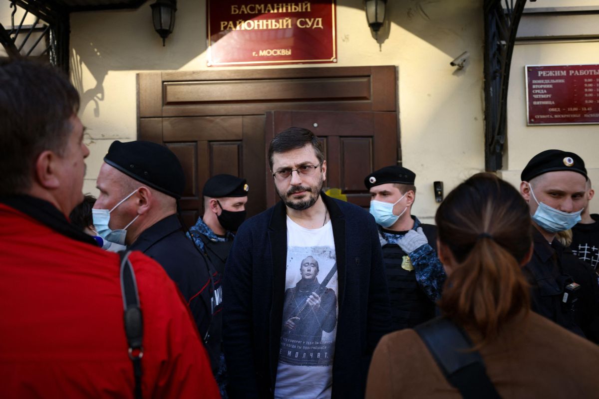 Un hombre en la salida de la sala del Tribunal por el juicio a cuatro periodistas de la revista universitaria DOXA. Un hombre en la salida de la sala del Tribunal por el juicio a cuatro periodistas de la revista universitaria DOXA.