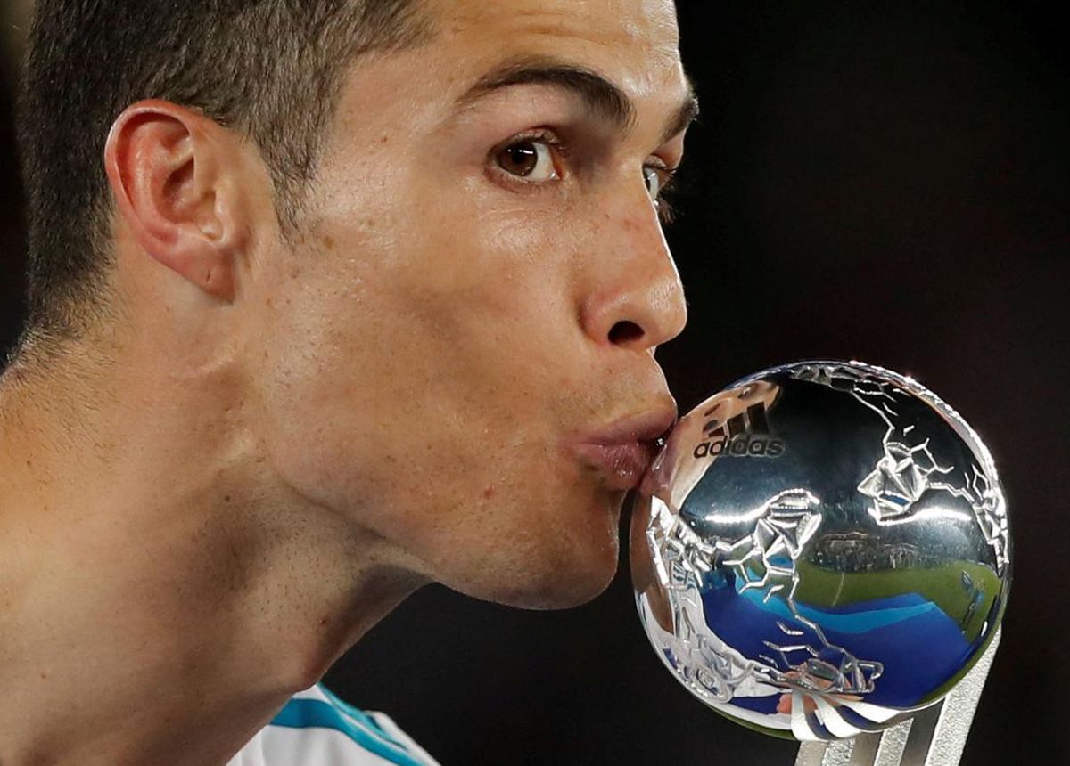 Cristiano Ronaldo besa el trofeo. Cristiano Ronaldo besa el trofeo.