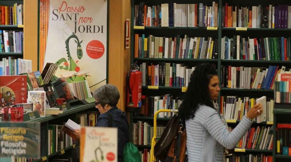 Compradores en la Casa del Libro, en el paseo de Gràcia. Compradores en la Casa del Libro, en el paseo de Gràcia.
