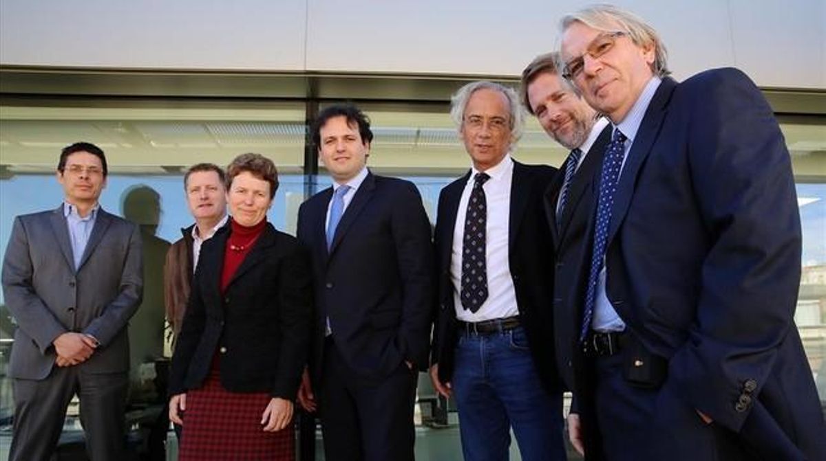 De izquierda a derecha Jordi Naval, Christian Brander, Karen Wagner, José Antonio Mesa, Bonaventura Clotet, Josep Llluís Sanfeliu y Josep Maria Gatell. De izquierda a derecha Jordi Naval, Christian Brander, Karen Wagner, José Antonio Mesa, Bonaventura Clotet, Josep Llluís Sanfeliu y Josep Maria Gatell.