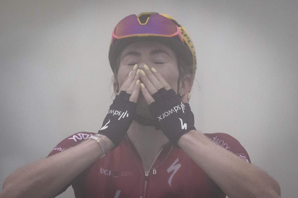 La neerlandesa Demi Vollering celebra su triunfo en el Tourmalet.
