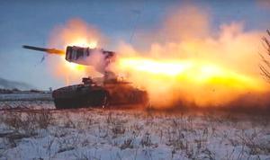 Un tanque ruso dispara un cohete durante unos ejercicios militares en Orenburg.