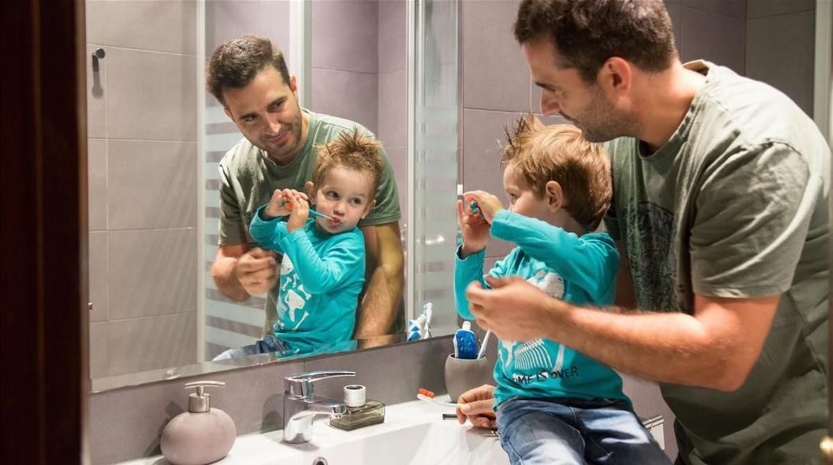 Àlex Martin acompaña a su hijo Alan mientras se cepilla los dientes. Àlex Martin acompaña a su hijo Alan mientras se cepilla los dientes.