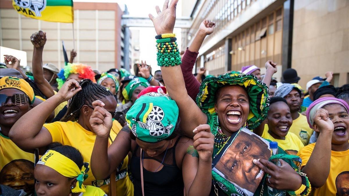 Simpatizantes del CNA esperan el discurso del presidente Ramaphosa tras la victoria electoral en Johannesburgo (Sudáfrica) en mayo del 2019.