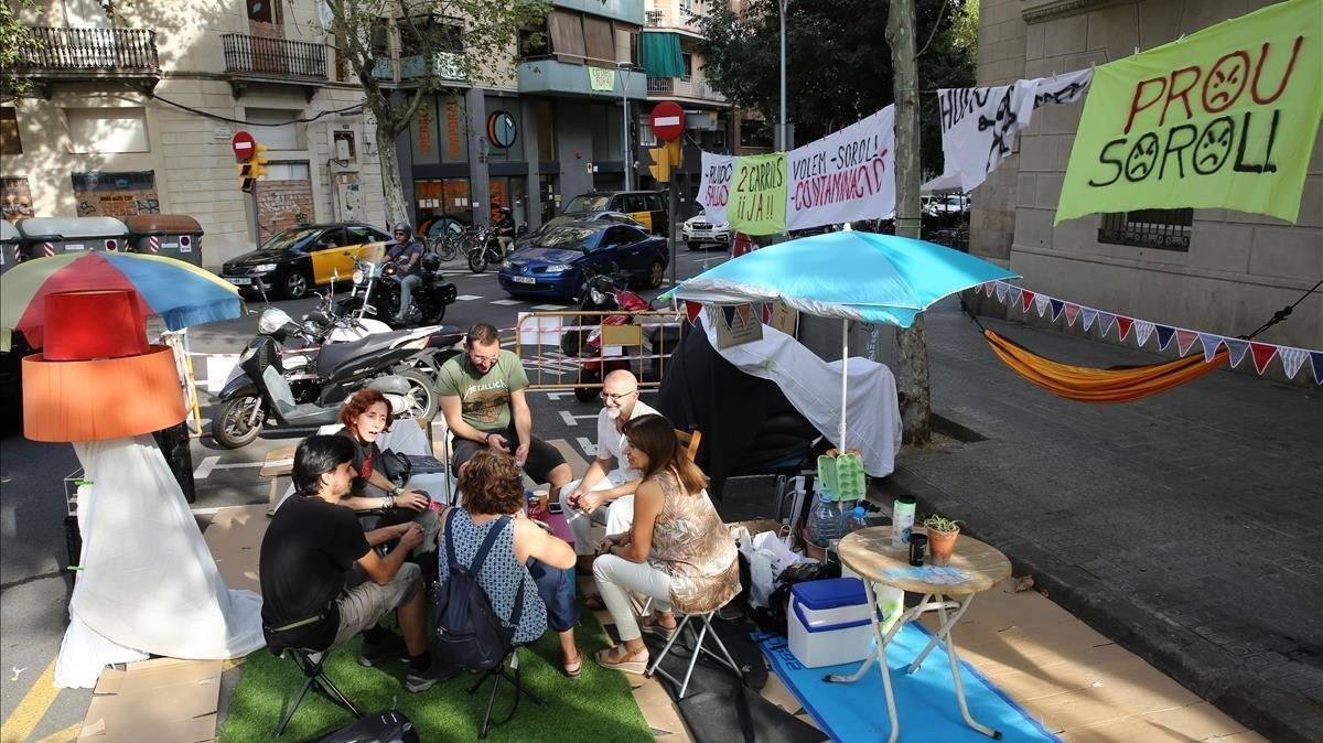 Vecinos de la calle de Independència ocuparon uno de los chaflanes con la calle de Aragón durante el Park(ing) Day