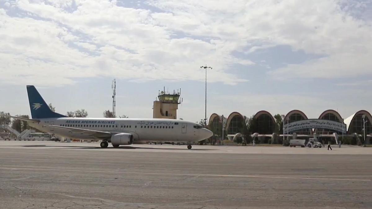 El aeropuerto de Kabul retoma parte de su actividad