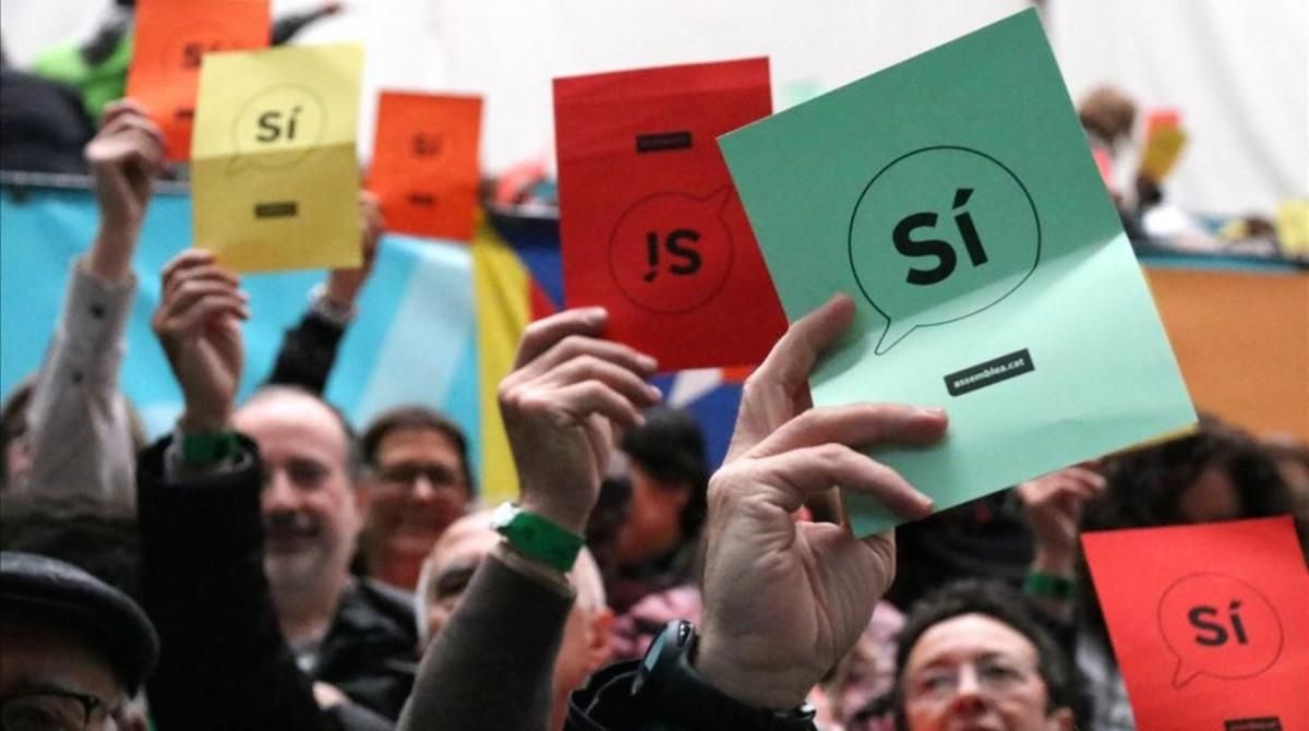 La ’hoja de ruta’ se aprueba con 2.355 votos a favor, 4 en contra y 11 abstenciones. La ’hoja de ruta’ se aprueba con 2.355 votos a favor, 4 en contra y 11 abstenciones.