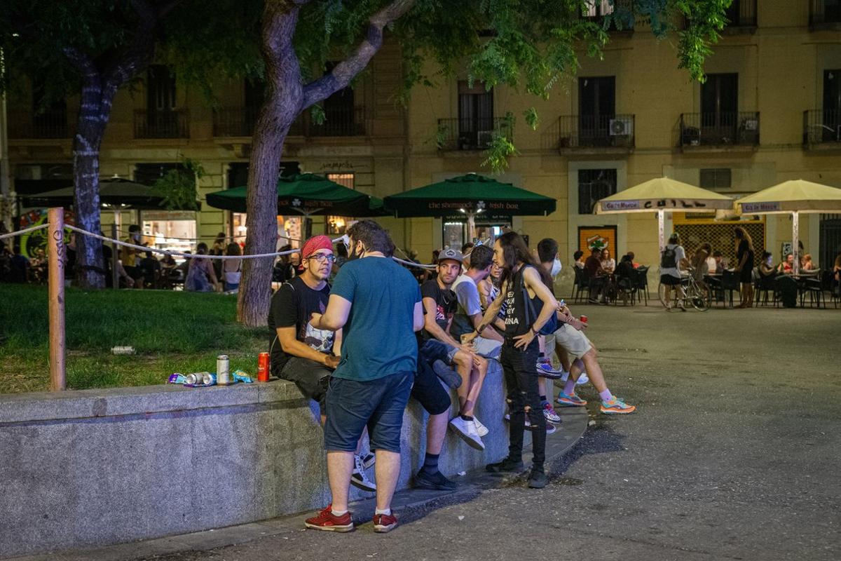 Varios jóvenes beben alcohol en la plaza de Castella, de Barcelona, el pasado 23 de julio.