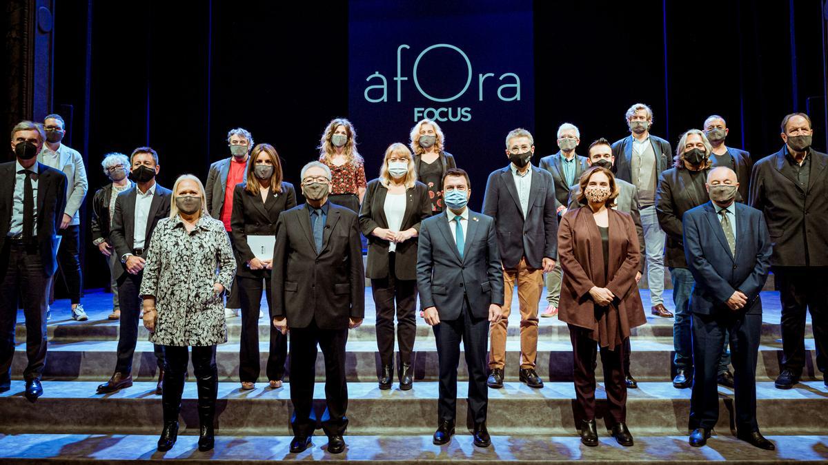 El escenario del Romea donde se presentó Àfora con los protagonistas de la noche y representantes de la cultura. En primera los fundadores de Focus con Ada Colau y Pere Aragonès. El escenario del Romea donde se presentó Àfora con los protagonistas de la noche y representantes de la cultura. En primera los fundadores de Focus con Ada Colau y Pere Aragonès.