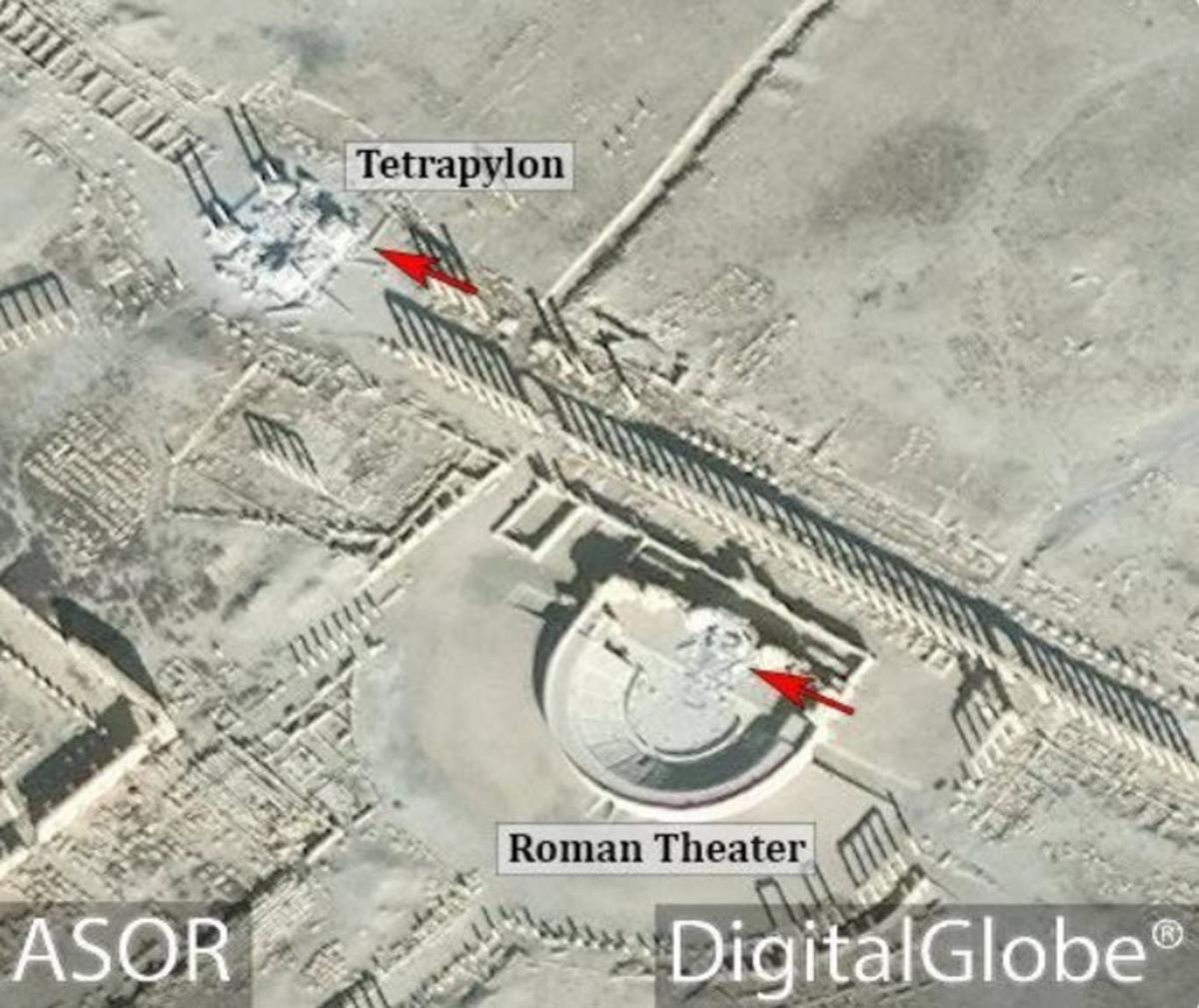 Imagen por satélite de las antigüedades destrozadas en Palmira: en primer término, el teatro romano, y a la izquierda, el Tetrápilo.