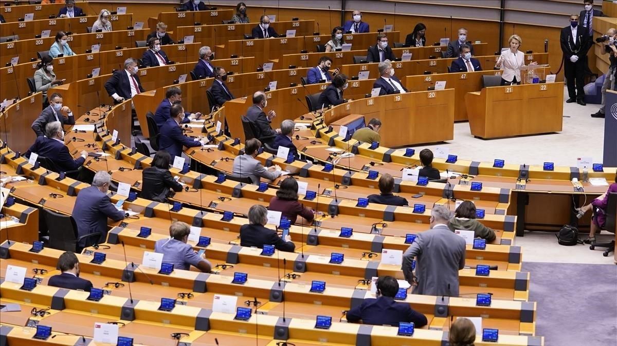 Von der Leyen (a la derecha) habla en el Parlamento Europeo. Von der Leyen (a la derecha) habla en el Parlamento Europeo.