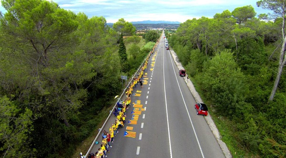 La Via Catalana de la Diada del 2013 a la altura de Bàscara (Alt Empordà).